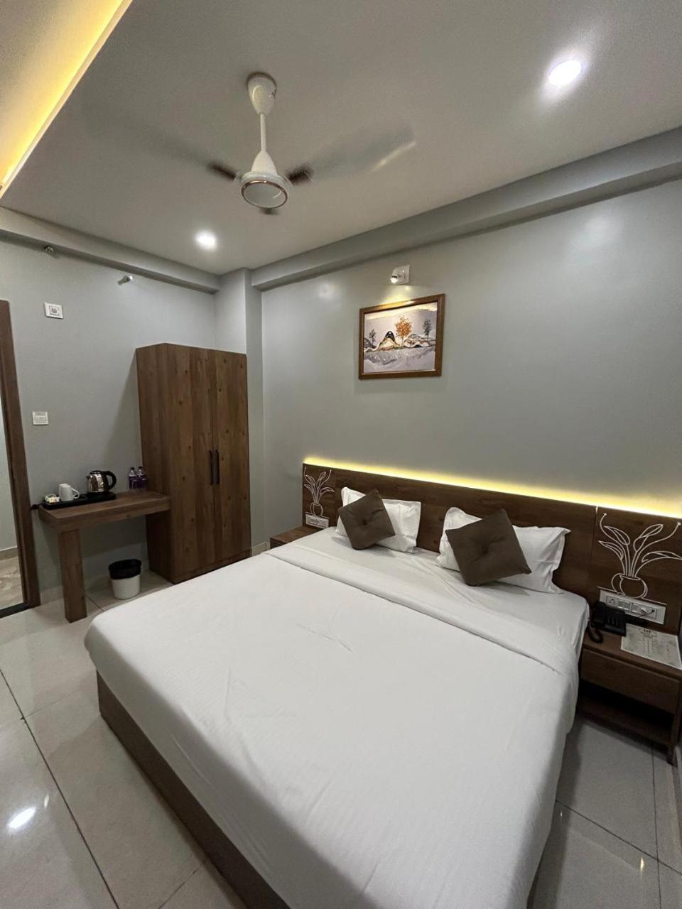 Hotel Holiday Icon Dwārka المظهر الخارجي الصورة