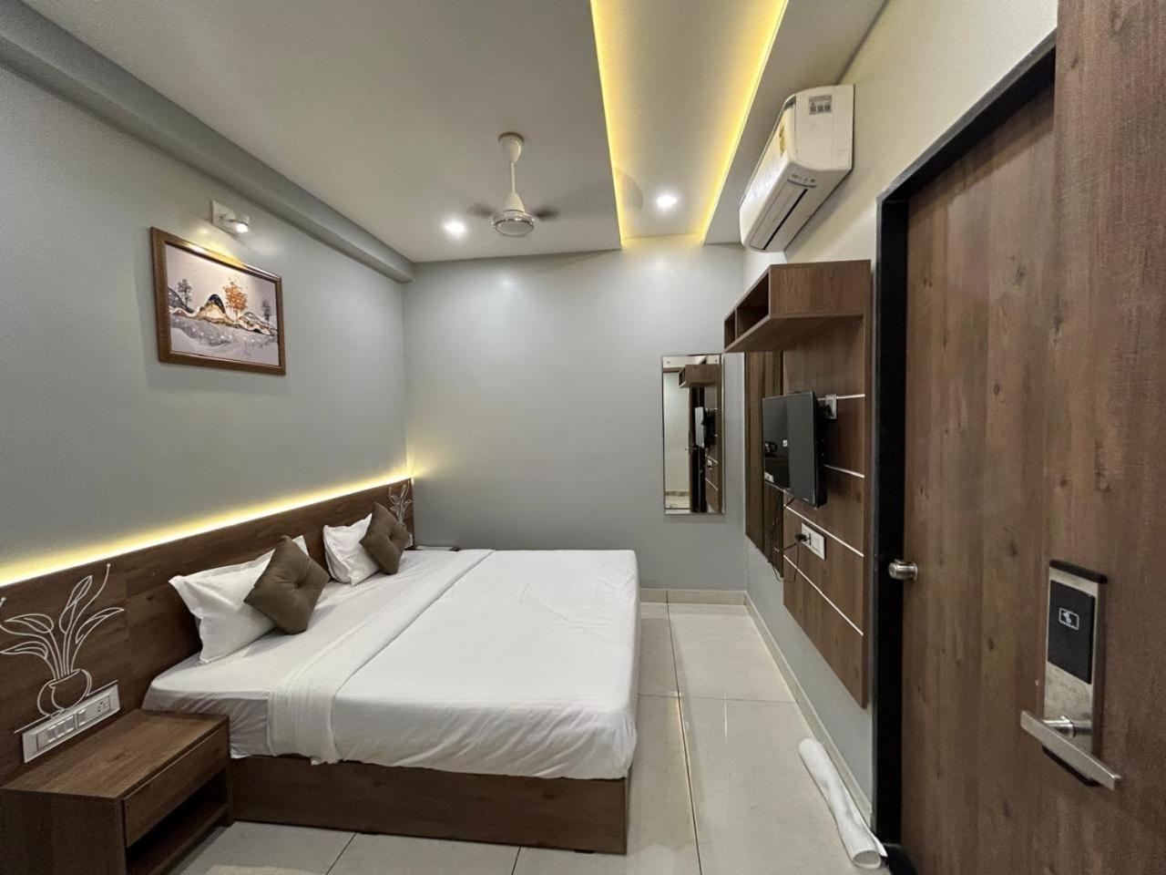Hotel Holiday Icon Dwārka المظهر الخارجي الصورة