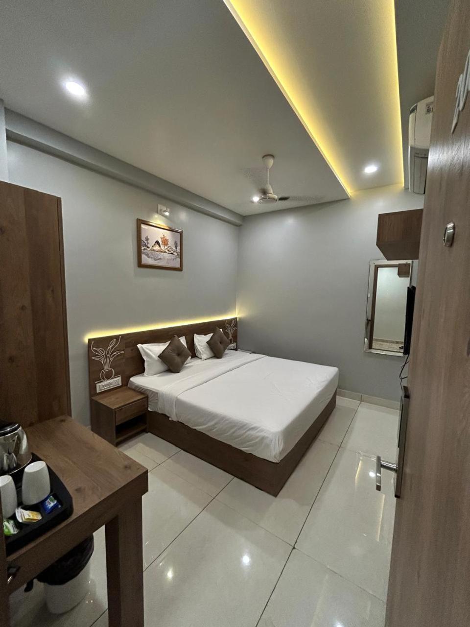 Hotel Holiday Icon Dwārka المظهر الخارجي الصورة