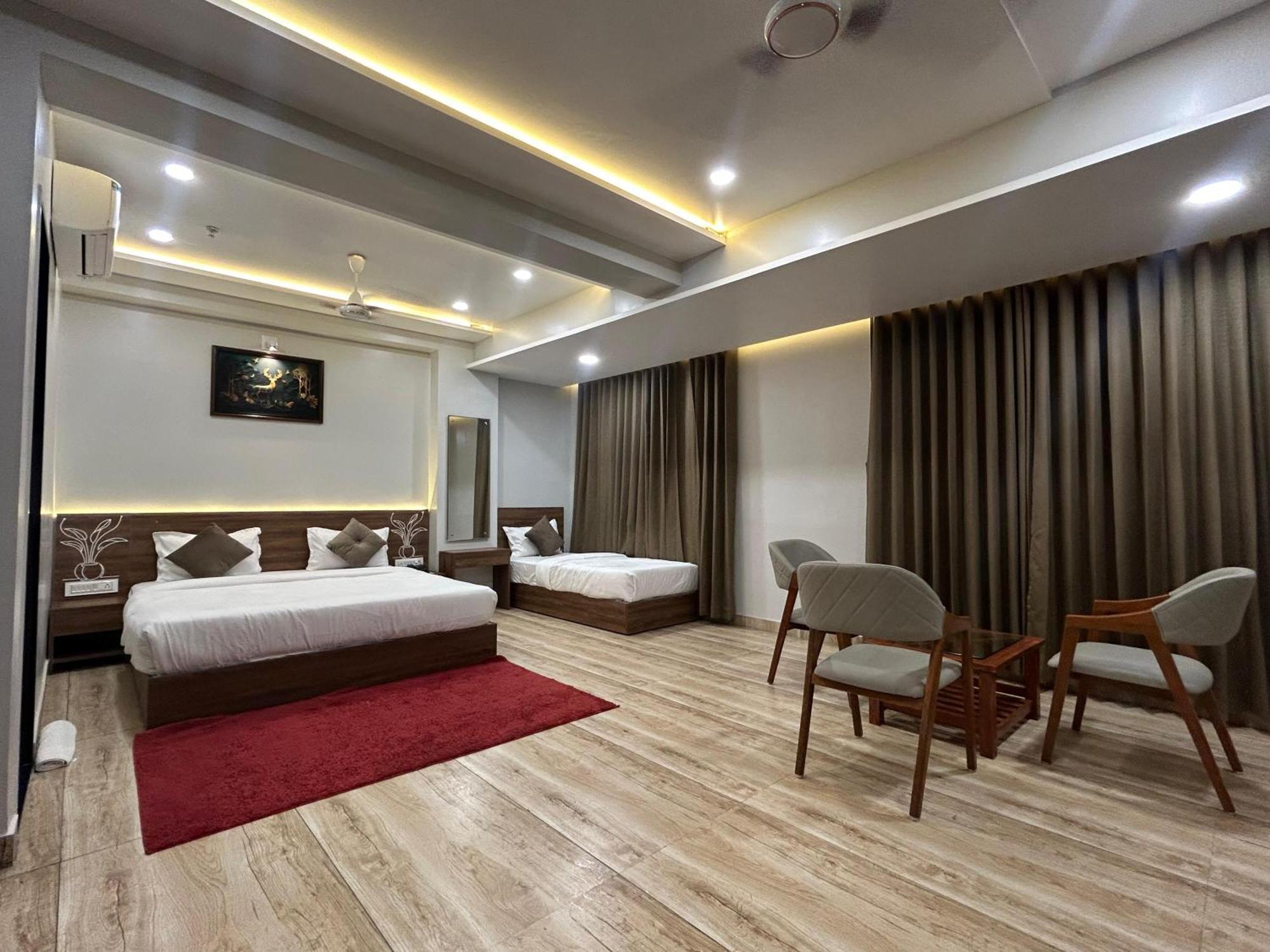 Hotel Holiday Icon Dwārka المظهر الخارجي الصورة