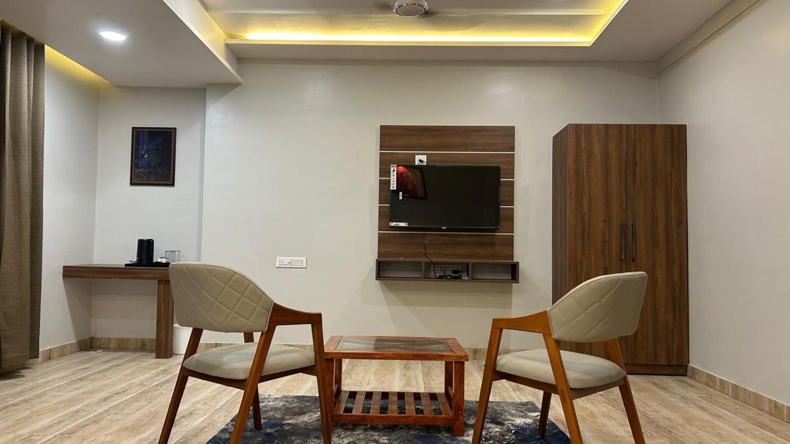 Hotel Holiday Icon Dwārka المظهر الخارجي الصورة