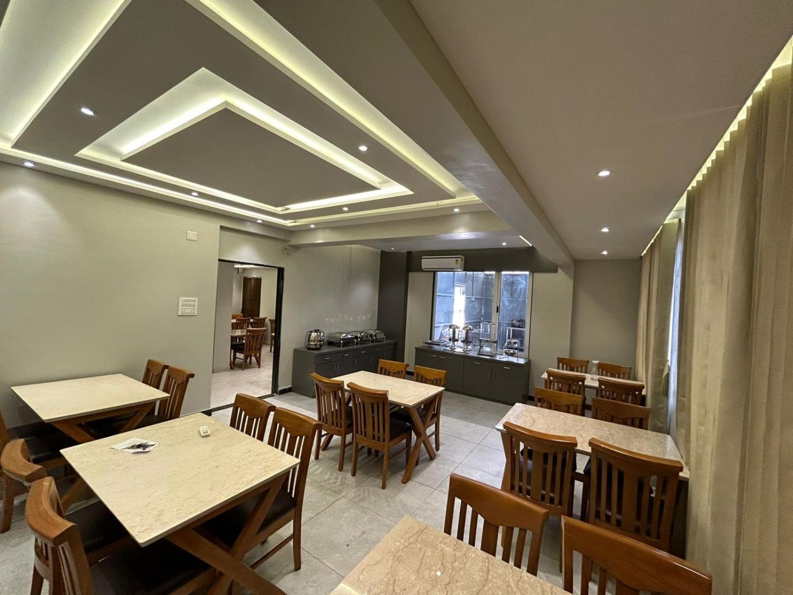 Hotel Holiday Icon Dwārka المظهر الخارجي الصورة