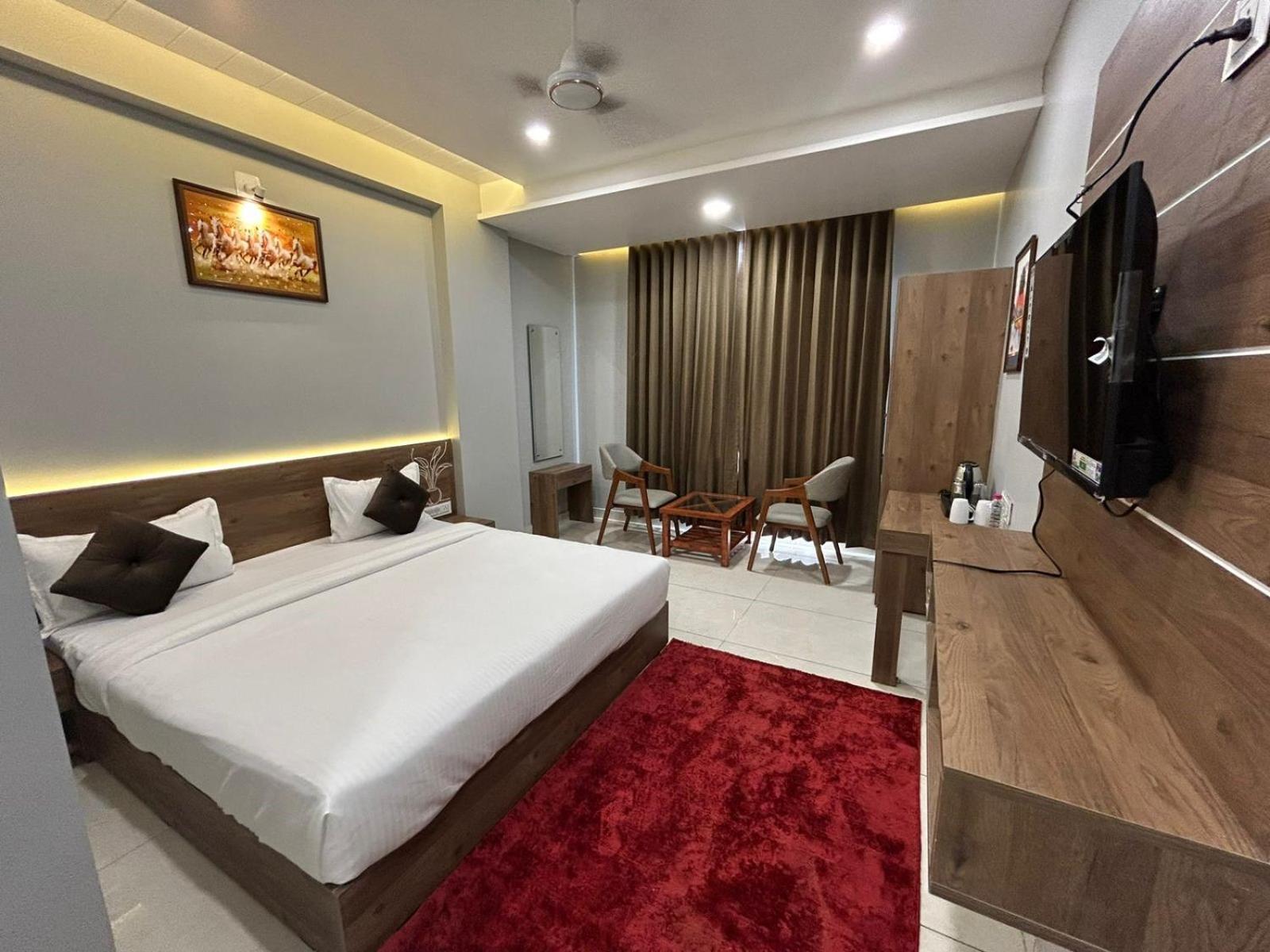 Hotel Holiday Icon Dwārka المظهر الخارجي الصورة
